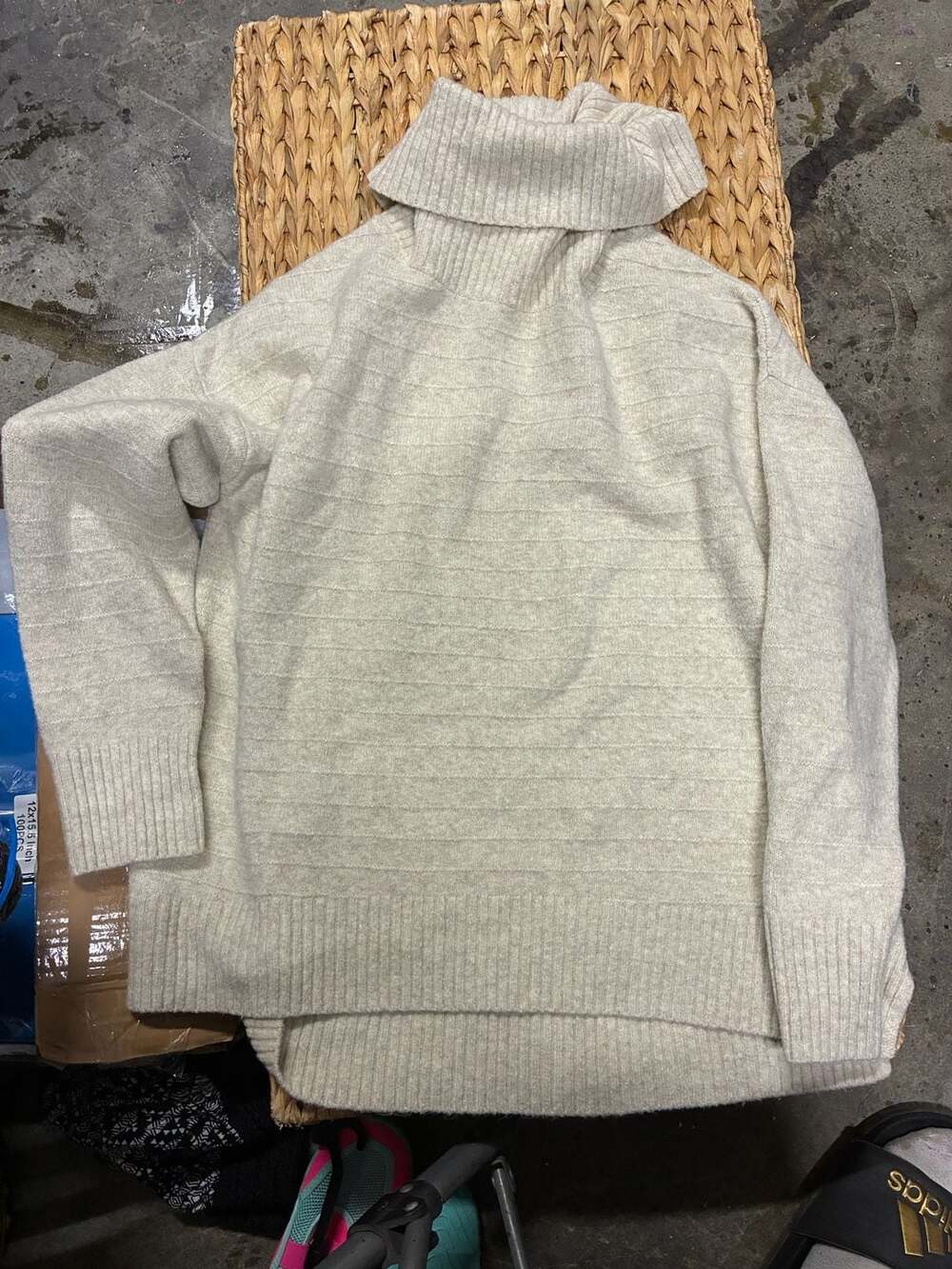 Old Navy Turtleneck Sweater Size M Cream Knit Long Sleeve Pullover
